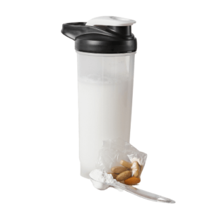 Proteinshake i en shaker – ett näringsrikt mellanmål för att stödja muskelåterhämtning och träning.