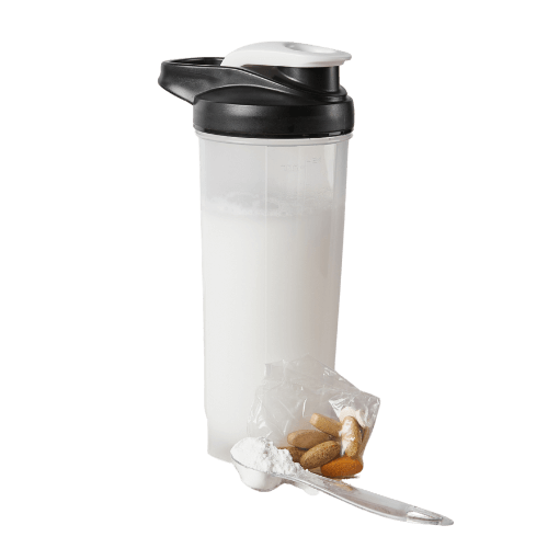 Proteinshake i en shaker – ett näringsrikt mellanmål för att stödja muskelåterhämtning och träning.